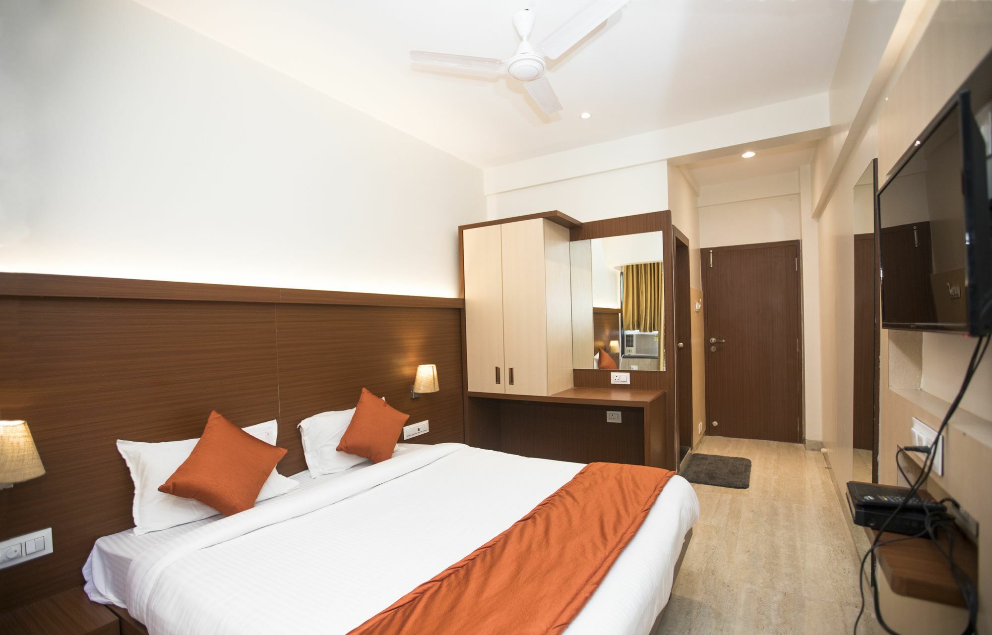 Hotel Spring Inn Мумбай Екстериор снимка