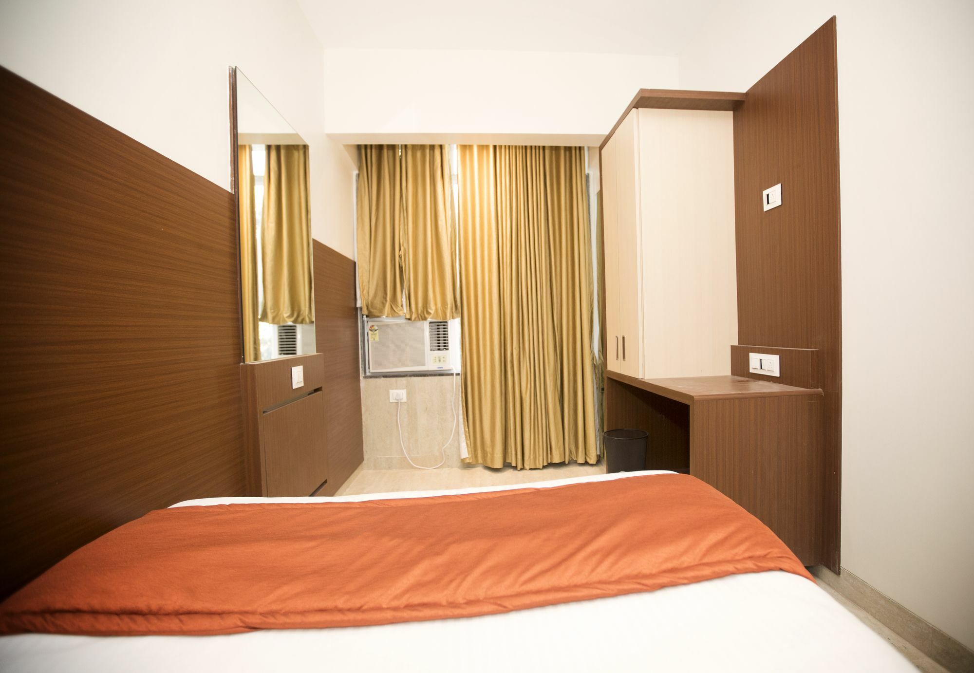 Hotel Spring Inn Мумбай Екстериор снимка